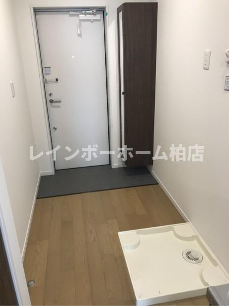 特典：仲介手数料が無料です!!の玄関|姿見付きシューズボックスがあります