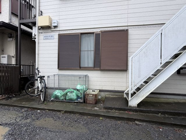 府中市住吉町２丁目のアパートのエントランス