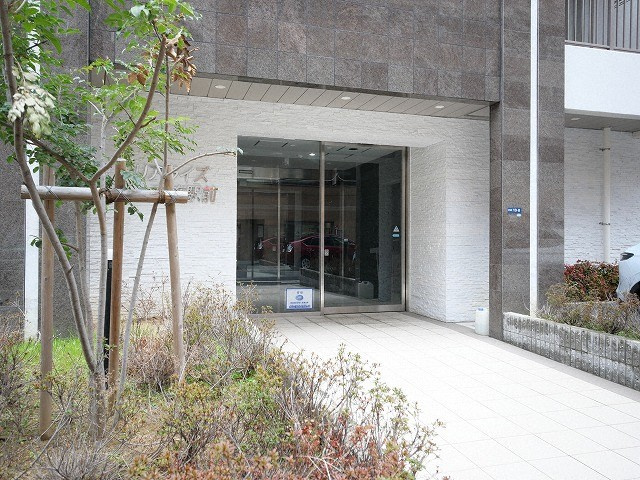 リアライズ布施駅前のエントランス
