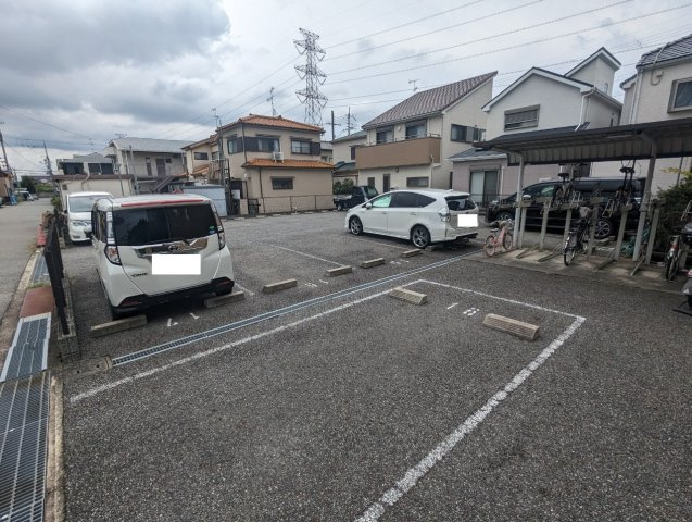 グリーンコート西田の駐車場