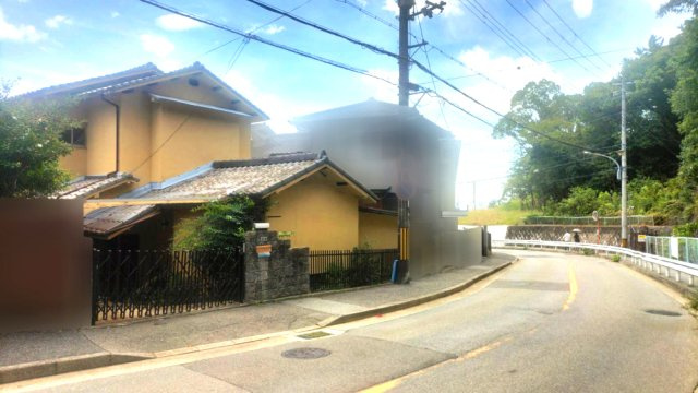 甲陽園東山町古家付土地の前面道路含む現地写真|前面道路幅員約9ｍ（歩道含む）
