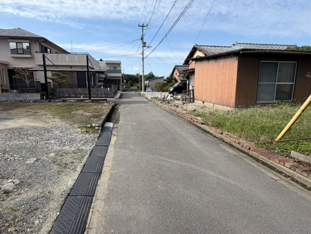 西条市喜多台57-2　57-3　売土地の前面道路含む現地写真