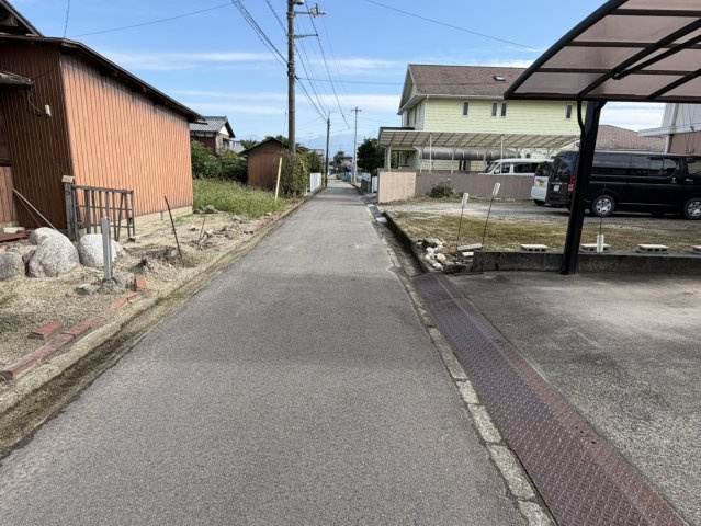 西条市喜多台57-2　57-3　売土地の前面道路含む現地写真