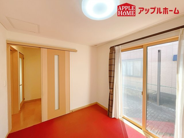 熊谷市新堀　戸建の洋室|電動シャッター付の1階洋室！シャッター付で安心です。