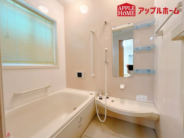 熊谷市新堀　戸建の浴室|窓付きのバスルームは、採光もあり明るく気持ちの良い空間です。