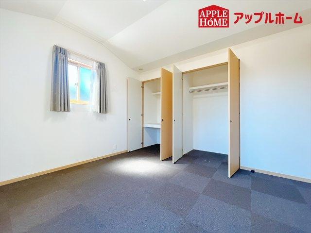 熊谷市新堀　戸建の洋室|２階洋室８帖に２カ所の収納