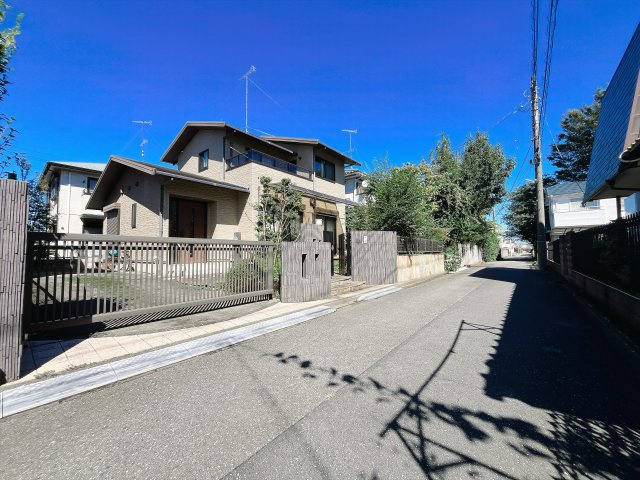 熊谷市新堀　戸建の前面道路含む現地写真|前面道路は閑静な住宅地をはしる車通りの少ない道路。