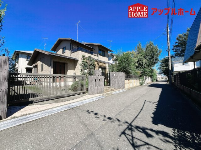 熊谷市新堀　戸建の前面道路含む現地写真|前面道路は閑静な住宅地をはしる車通りの少ない道路。