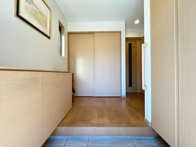 熊谷市新堀　戸建の玄関|土間収納付広々玄関！ホールにも収納完備です。