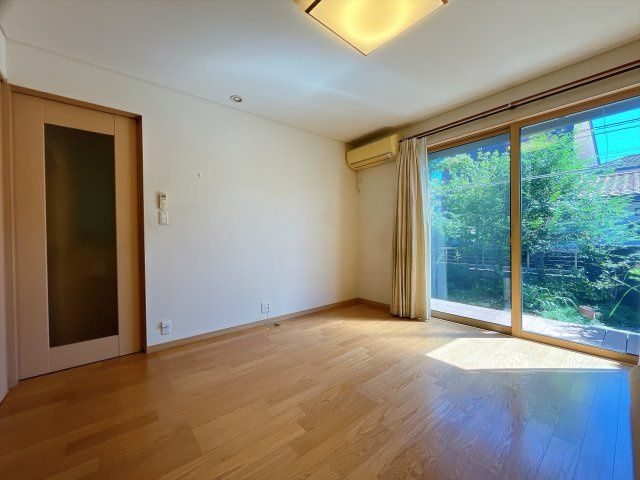 熊谷市新堀　戸建の居間・リビング|電動シャッター付のリビング窓から差し込む光で家族を温かく包み込みます。明るいリビング！
