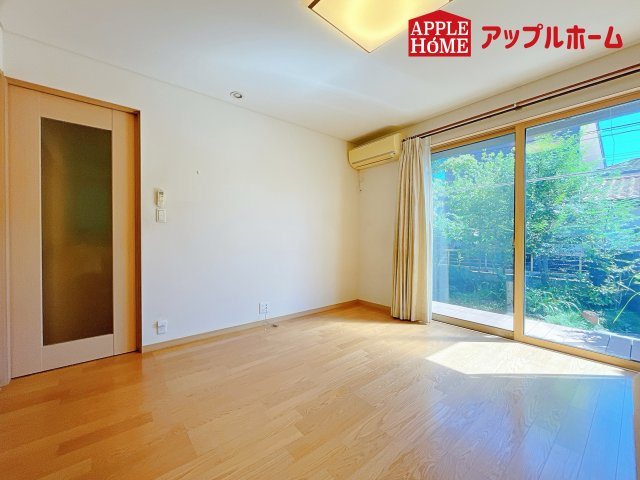 熊谷市新堀　戸建の居間・リビング|電動シャッター付のリビング窓から差し込む光で家族を温かく包み込みます。明るいリビング！
