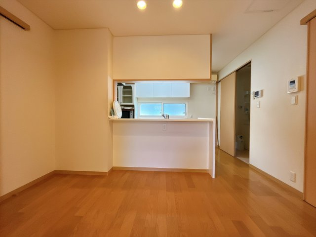 熊谷市新堀　戸建の居間・リビング|広々リビング×対面キッチン！