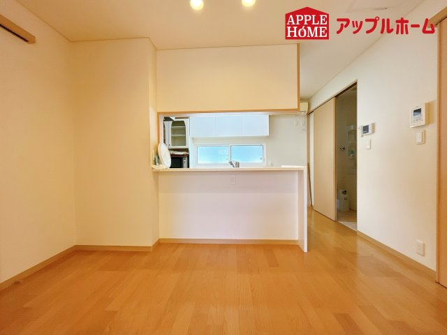 熊谷市新堀　戸建の居間・リビング|広々リビング×対面キッチン！