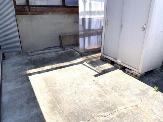 岩作早稲田貸家1の駐車場