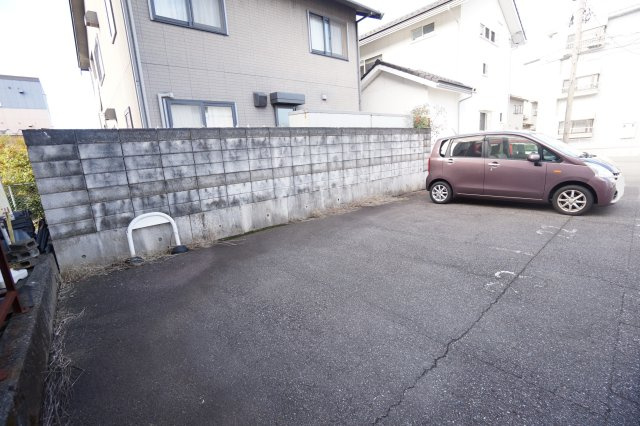 ハイムFの駐車場