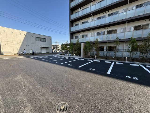 ケイディーエックスレジデンス原木中山の駐車場