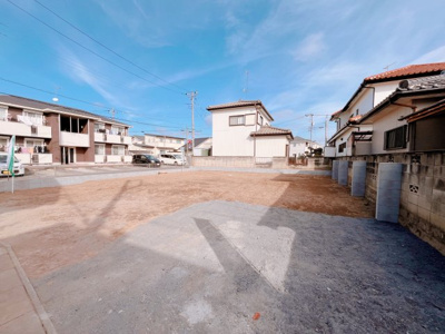 【前面道路含む現地写真】 | 【寿第2期　現地外観】
※令和8年10月時点