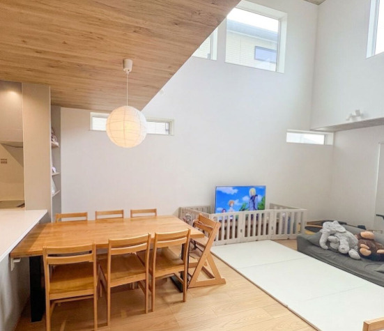 野口町水足　中古戸建の居間・リビング|吹き抜けの解放感がある広々リビング