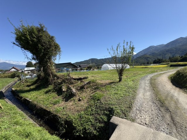 【北杜市白州町大坊】日当たりの良い平坦な土地の外観