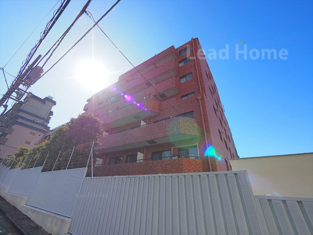 【外観】 | 白金グランドハイツ | 爽やかな陽光が心地よく降り注ぎます！お洗濯物も気持ちよくカラッと乾きそうな好環境です♪