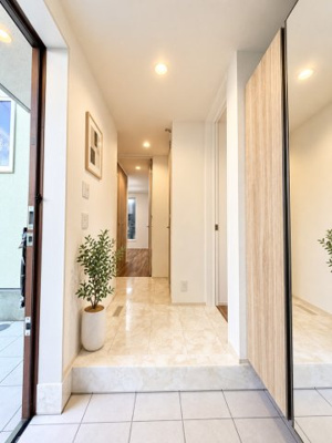 【玄関】 | 【現地内覧会】中野区上高田1丁目　新築戸建　12990万円 | （家具などCGで加工しております）