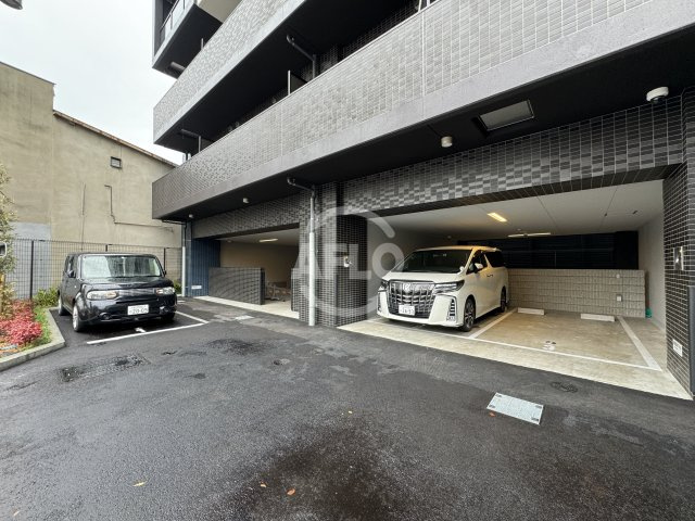 プレサンス大国町ラヴェニールの駐車場