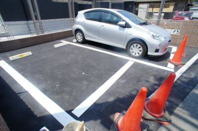 リブリ・ウィスタリアの駐車場
