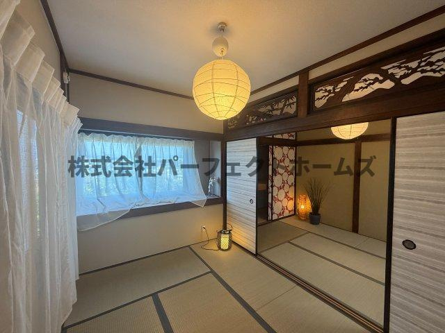 招提大谷戸建　賃貸の和室|明るい和室です