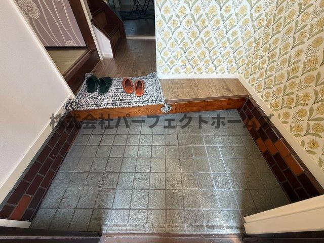 招提大谷戸建　賃貸の玄関|明るい玄関です