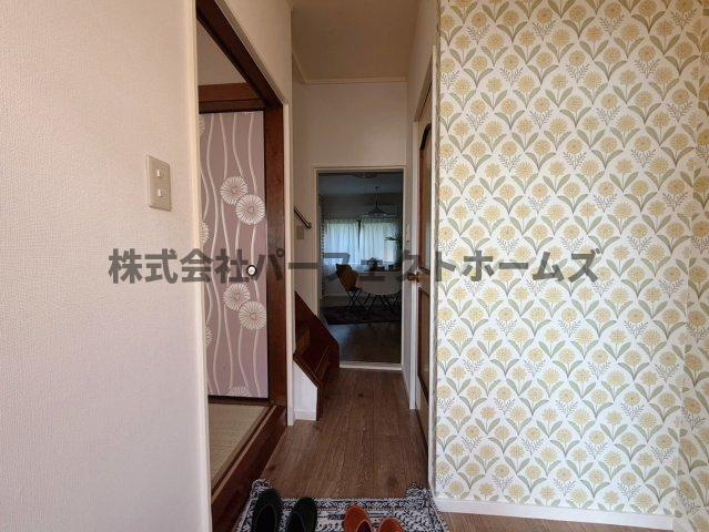 招提大谷戸建　賃貸の玄関|収納もある玄関です