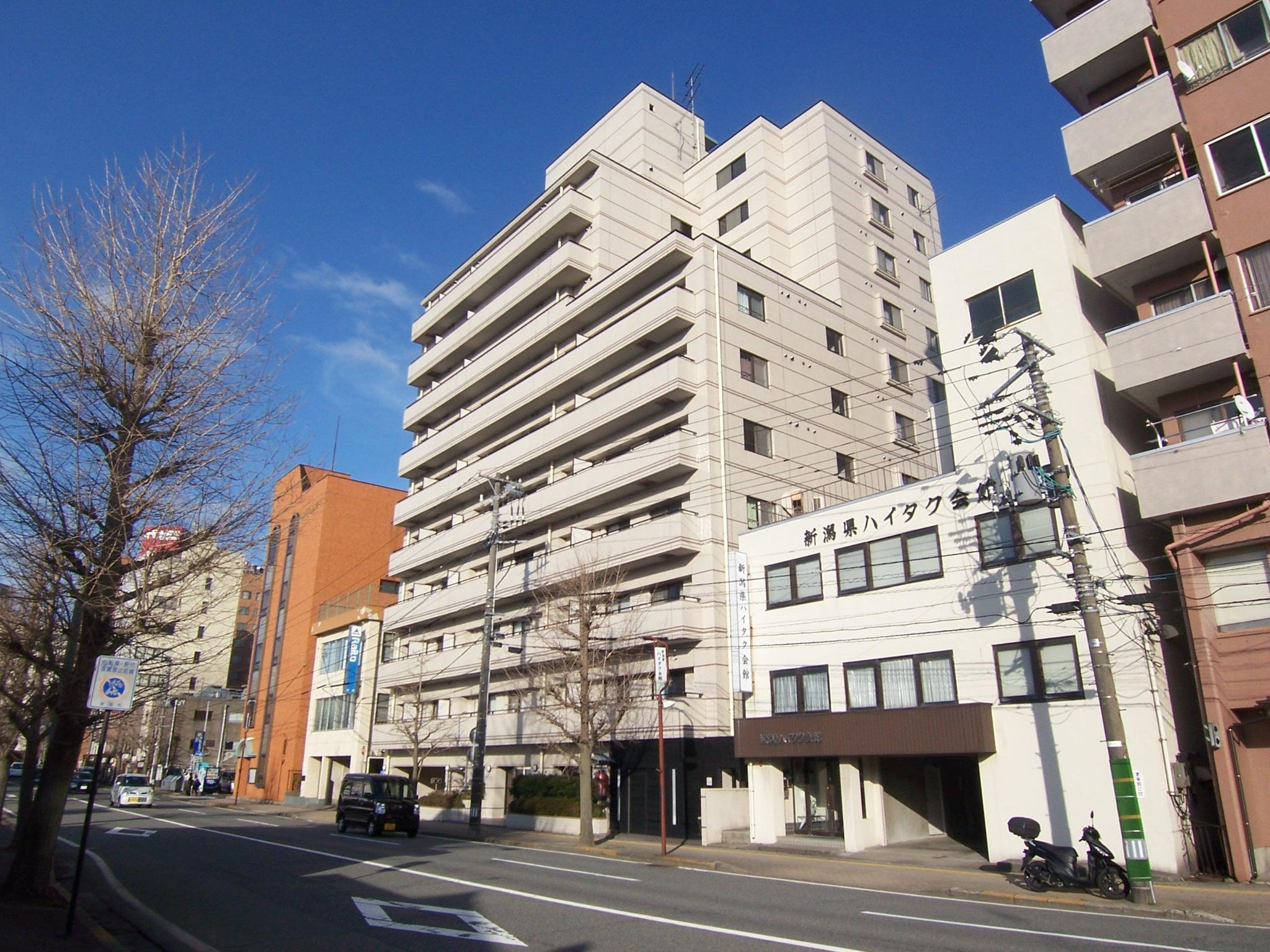万代アーバン日東の外観
