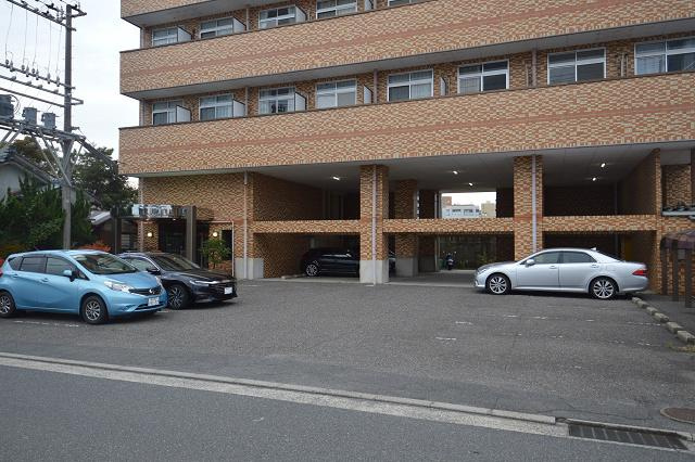 レジデンスカープ新潟の駐車場