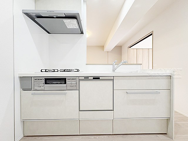 【現況写真】 | コスモ東池袋 | マンションの入り口に掲げられた、建物名称の表示部分。不動産業界ではこれを「館銘板」と呼びます。～即日のご見学可能～　お問合せはお気軽にどうぞ。
