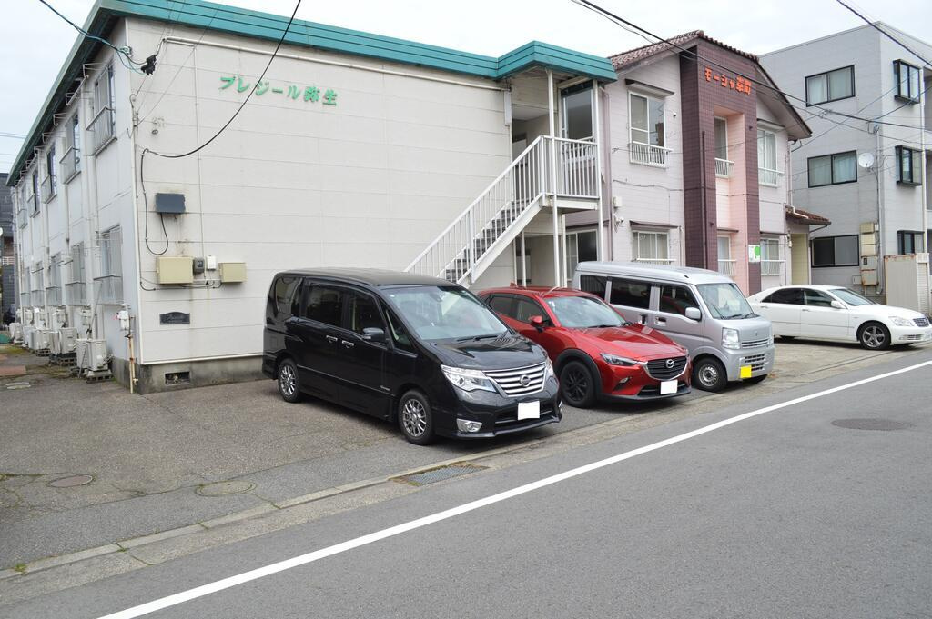 プレジール弥生の駐車場