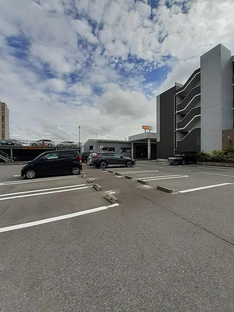 プラシードの駐車場
