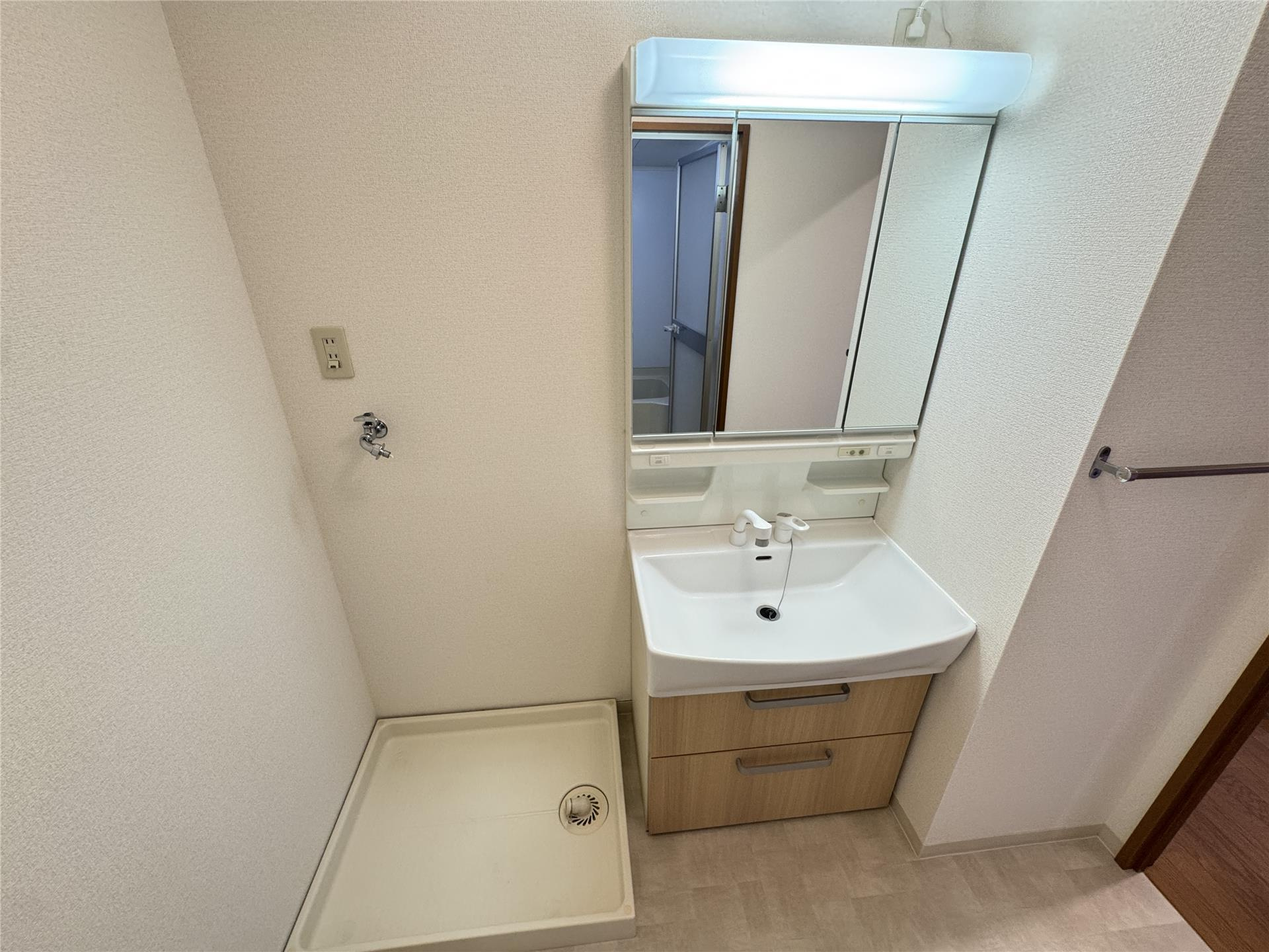 ベロウ　蔵の洗面所|三面鏡付きの洗面化粧台で身支度もバッチリ☆