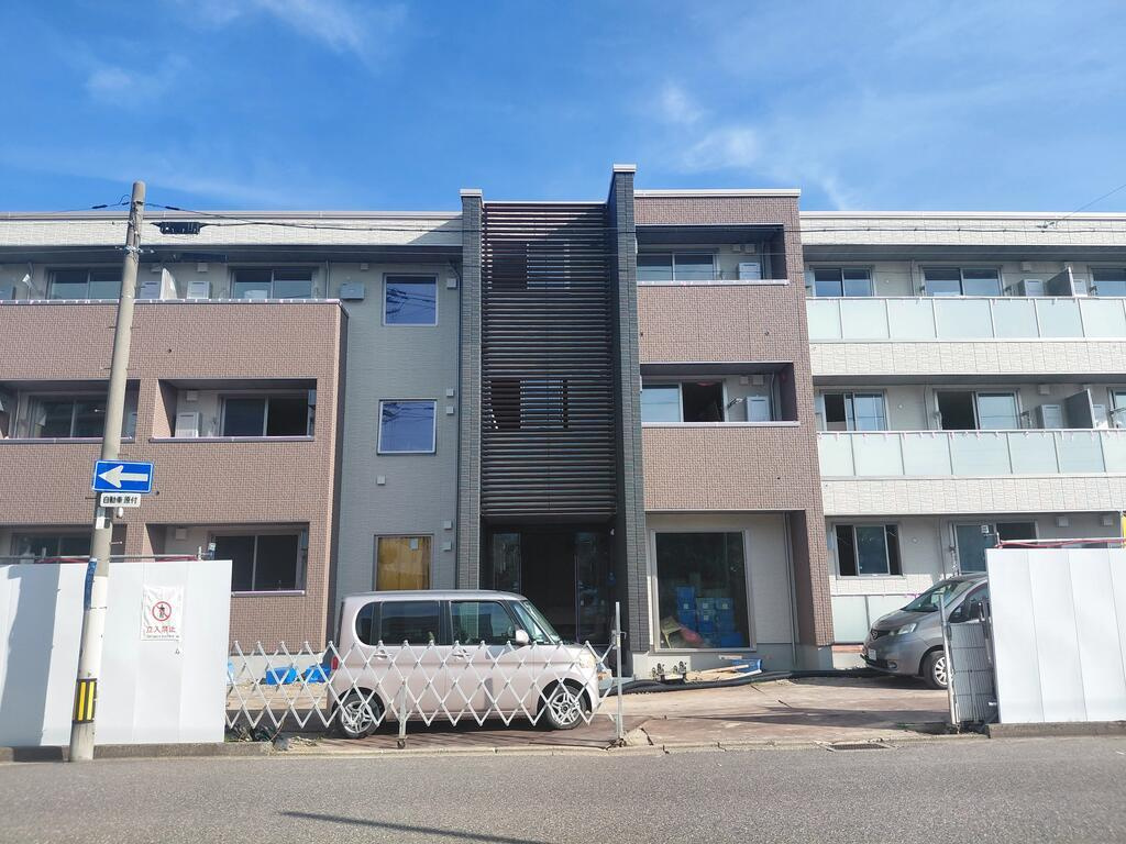 AZUR米山の駐車場