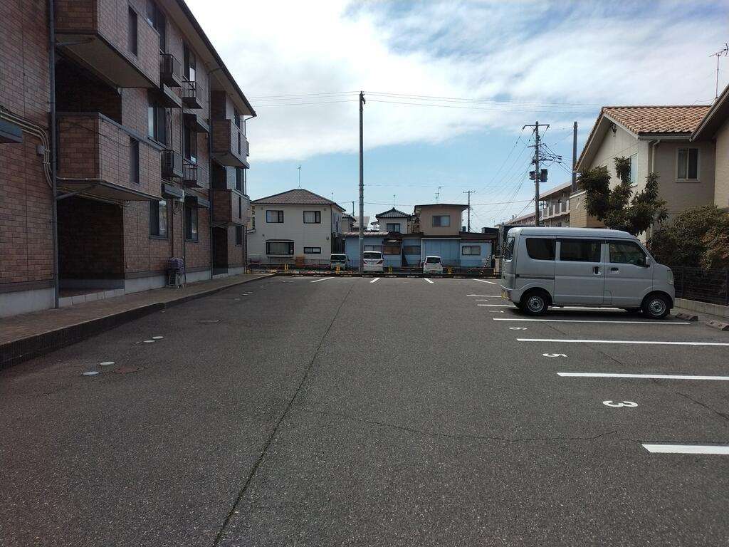 エルスリーモナミの駐車場
