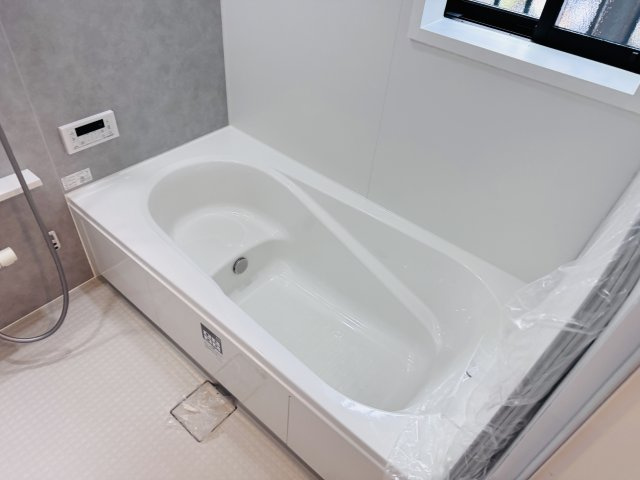 市川市曽谷３丁目新築戸建【百合台小学校：7分】の浴室|足を伸ばせる広々浴槽で毎日リラックス♪