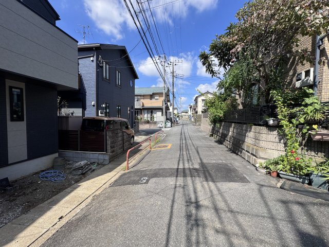 市川市曽谷３丁目新築戸建【百合台小学校：7分】の前面道路含む現地写真|東側前面道路