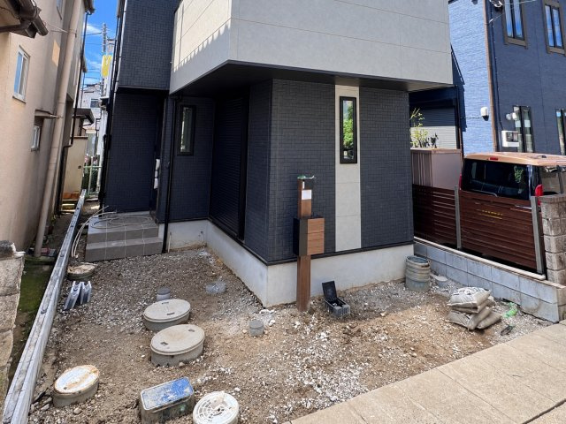 市川市曽谷３丁目新築戸建【百合台小学校：7分】の駐車場|駐車スペース完備（9月24日撮影）
