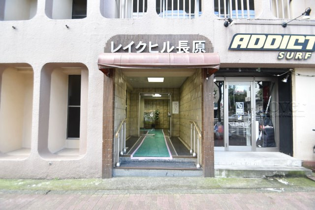 【エントランス】 | レイクヒル長原 | お客様を、そして住人を出迎えてくれるマンションのエントランス。ゴミが落ちていないことからも、管理状態の良さや住民の節度の高さが見て取れます。～即日のご見学可能～　お問合せはお気軽にどうぞ。