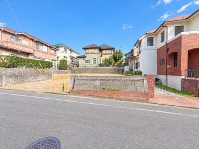 【前面道路含む現地写真】 | ◆泉区緑園7丁目　建築条件なし売地◆ | ◆前面道路も幅員があり車の運転も安心！前面道路は閑静な住宅地。車通りの少ない道路です。お子様にも安心です。

