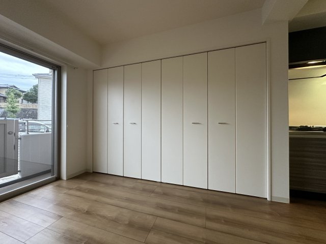 川崎市麻生区上麻生５丁目の賃貸マンションの居間・リビング|別部屋参考写真
