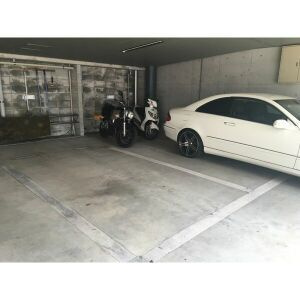 FOXビルの駐車場