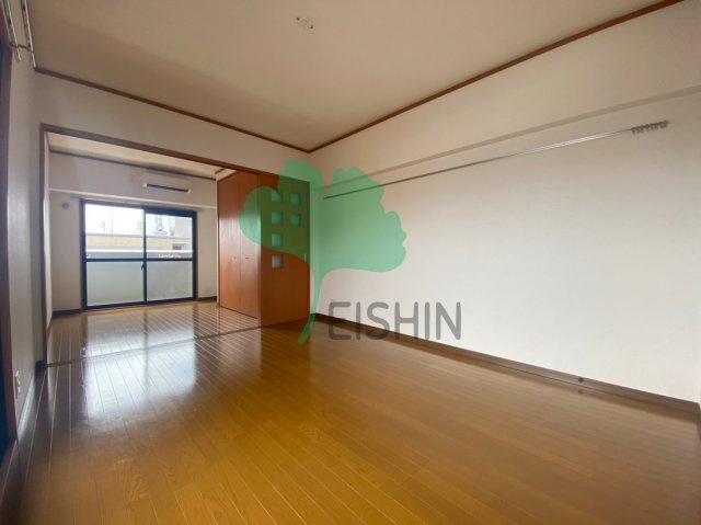 ロイヤル渡辺通154の居間・リビング|アレンジ自由自在の広々空間です！