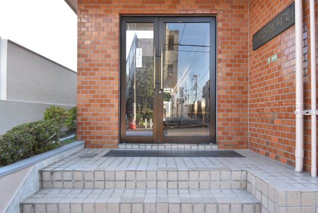 【エントランス】 | ハイコーポ用賀 | お客様を、そして住人を出迎えてくれるマンションのエントランス。ゴミが落ちていないことからも、管理状態の良さや住民の節度の高さが見て取れます。～即日のご見学可能～　お問合せはお気軽にどうぞ。