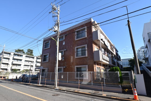 【外観】 | ハイコーポ用賀 | 手入れの行き届いた外壁やエントランスなど、「見ればわかる」レベルで清潔感を保ったマンションです。築年数を感じさせない姿で皆様をお出迎えします。～即日のご見学可能～　お問合せはお気軽にどうぞ。
