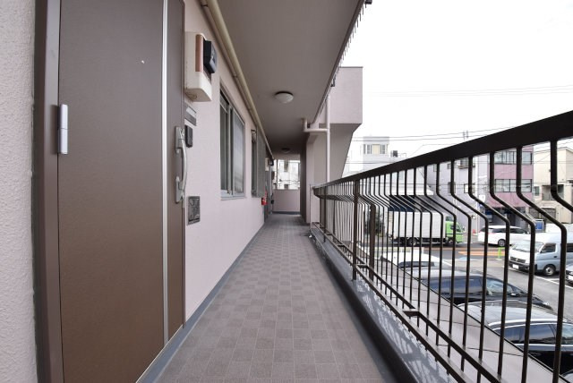 【その他共用部分】 | ハイコーポ用賀 | マンションの共用廊下です。きれいに清掃されています。周囲のお部屋の様子も、ぜひ伺ってみてください。～即日のご見学可能～　お問合せはお気軽にどうぞ。