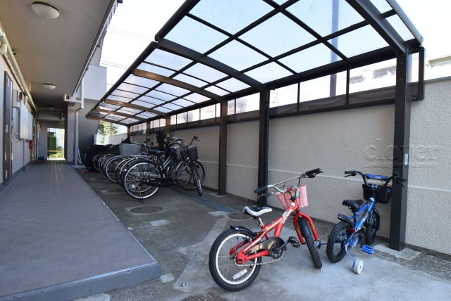 【駐輪場】 | ハイコーポ用賀 | 自転車置き場。マンションの共用部にあたります。空きの有無や駐輪料金、各戸の台数制限などについては、改めてお問い合わせください。～即日のご見学可能～　お問合せはお気軽にどうぞ。